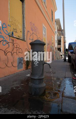 Roma, Italia, 3th luglio 2022: Un rubinetto di strada nelle strade del quartiere di San Lorenzo a Roma che gocciola acqua durante questa domenica, come temperature estreme di 37 a 39°C ha influenzato la città Foto Stock