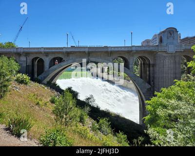 Ponte di Monroe Street sul fiume Spokane nel centro di Spokane, Washington, nella mattinata estiva limpida e soleggiata. Foto Stock