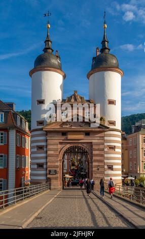 Heidelberg, Germania: Giugno 2. 2022: Torri di porta del vecchio ponte di Heidelberg, Germania, alla luce della sera. Il ponte più antico della città e una popula Foto Stock