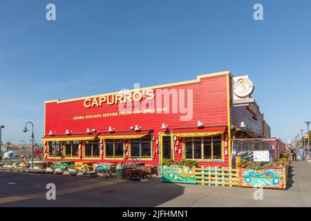 San Francisco, USA - 17 maggio 2022: Vecchio ristorante messicano Capurros al molo dei pescatori di mattina presto con facciata in legno rosso intenso. Foto Stock