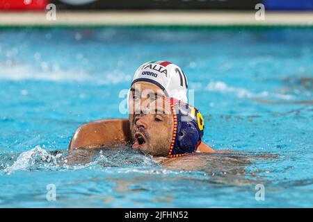 BUDAPEST, UNGHERIA - LUGLIO 3: Lorenzo Bruni d'Italia, Felipe Perrone Rocha di Spagna durante i Campionati Mondiali FINA Budapest 2022 - finale di polo d'acqua maschile tra Italia e Spagna al complesso di nuoto Alfred Hajos il 3 luglio 2022 a Budapest, Ungheria (Foto di Albert ten Hove/Orange Pictures) Foto Stock