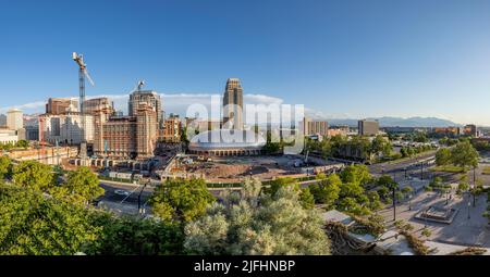 Salt Lake City, USA - 28 maggio 2022: Vista sul Tabernacolo di Salt Lake (Chiesa di Gesù Cristo dei Santi degli ultimi giorni) e il vecchio tempio in costruzione w Foto Stock