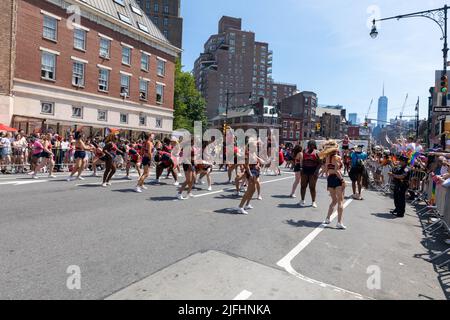 Cheer New York si esibisce alla Pride Parade di NYC il 26 giugno 2022 Foto Stock