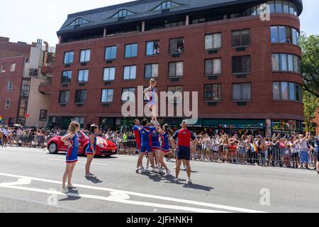 Cheer New York si esibisce alla Pride Parade di NYC il 26 giugno 2022 Foto Stock