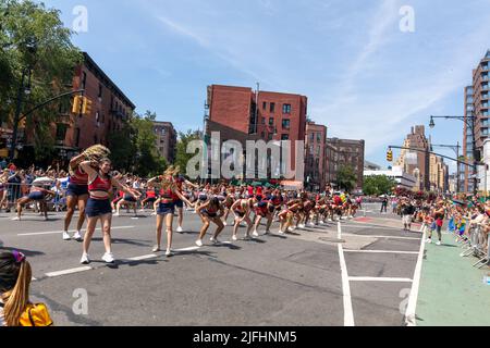 Cheer New York si esibisce alla Pride Parade di NYC il 26 giugno 2022 Foto Stock