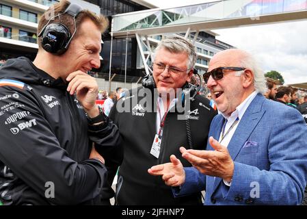 Silverstone, Regno Unito. 03rd luglio 2022. (Da L a R): Laurent Rossi (fra) Amministratore Delegato Alpino con Otmar Szafnauer (USA) Alpine F1 Team, Team Principal e David Richards (GBR) CEO ProDrive in griglia. Gran Premio di Gran Bretagna, domenica 3rd luglio 2022. Silverstone, Inghilterra. Credit: James Moy/Alamy Live News Foto Stock