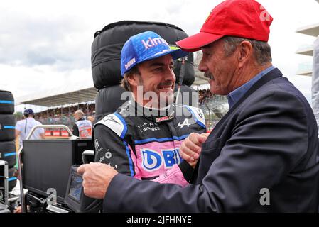 Silverstone, Regno Unito. 03rd luglio 2022. (Da L a R): Fernando Alonso (ESP) Alpine F1 Team con Nigel Mansell (GBR) in griglia. Gran Premio di Gran Bretagna, domenica 3rd luglio 2022. Silverstone, Inghilterra. Credit: James Moy/Alamy Live News Foto Stock