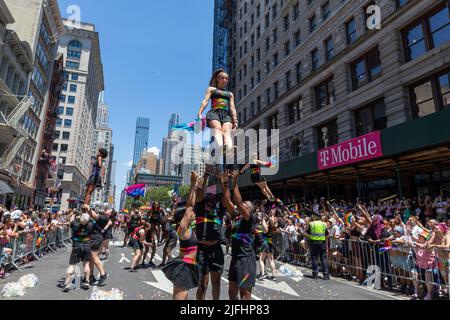 Gotham Cheer si esibisce alla Pride Parade di NYC il 26 giugno 2022 Foto Stock