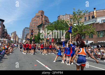 Cheer New York si esibisce alla Pride Parade di NYC il 26 giugno 2022 Foto Stock