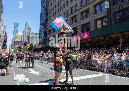 Cheer New York si esibisce alla Pride Parade di NYC il 26 giugno 2022 Foto Stock