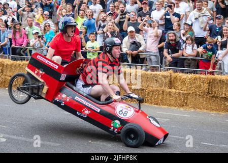 Alexandra Palace, Londra, Regno Unito. 3rd Lug 2022. Strani e stravaganti modelli di soapbox hanno corso lungo il percorso della collina attraverso Alexandra Park sotto ‘Ally Pally’ e oltre salti che hanno testato i progetti e le capacità di guida delle squadre. Circa 70 carri fatti a mano motorizzati esclusivamente per gravità e una spinta dagli equipaggi dalla cima della collina tentò di fissare il tempo più veloce. Molti si sono addolorati prima del traguardo. Squadra Menace Mayhem kart Foto Stock