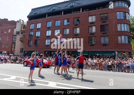 Cheer New York si esibisce alla Pride Parade di NYC il 26 giugno 2022 Foto Stock