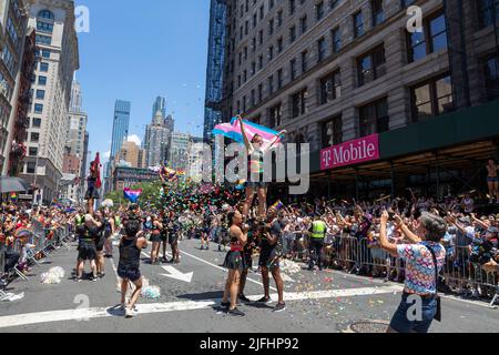 Cheer New York si esibisce alla Pride Parade di NYC il 26 giugno 2022 Foto Stock