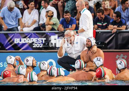 BUDAPEST, UNGHERIA - LUGLIO 3: Portiere Gianmarco Nicosia d'Italia, Luca Damonte d'Italia, Lorenzo Bruni d'Italia, Gonzalo Echenique d'Italia, Edoardo di somma d'Italia, Luca Marziali d'Italia, allenatore Alessandro Campagna d'Italia, Andrea Fondelli d'Italia, Nicola Presciutti d'Italia, Vincenzo Dolce d'Italia, Portiere Marco del lungo d'Italia durante i Campionati Mondiali FINA di Budapest 2022 - incontro finale di polo d'acqua maschile tra Italia e Spagna al complesso di nuoto Alfred Hajos il 3 luglio 2022 a Budapest, Ungheria (Foto di Albert ten Hove/Orange Pictures) Foto Stock