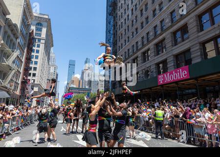 Cheer New York si esibisce alla Pride Parade di NYC il 26 giugno 2022 Foto Stock