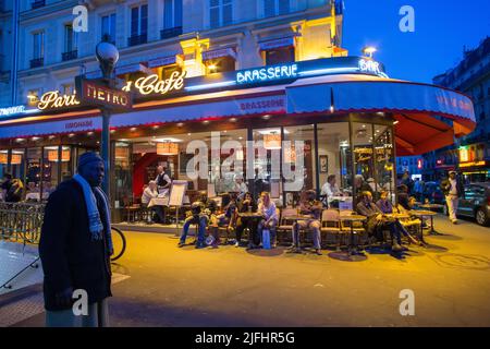 05-07-2016. Brasserie (birreria) (cafe) a Parigi vicino alla stazione della metropolitana nel centro, persone seduti all'aperto e città illuminata e li città Foto Stock