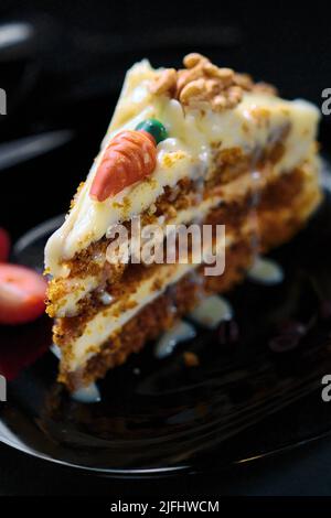 Vista ravvicinata della torta di carote con shot verticale Foto Stock