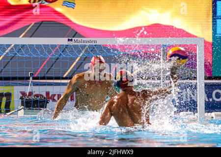 BUDAPEST, UNGHERIA - LUGLIO 3: Portiere Gianmarco Nicosia d'Italia, Felipe Perrone Rocha di Spagna durante i Campionati Mondiali FINA Budapest 2022 - incontro finale di polo d'acqua maschile tra Italia e Spagna al complesso di nuoto Alfred Hajos il 3 Luglio 2022 a Budapest, Ungheria (Foto di Albert ten Hove/Orange Pictures) Foto Stock