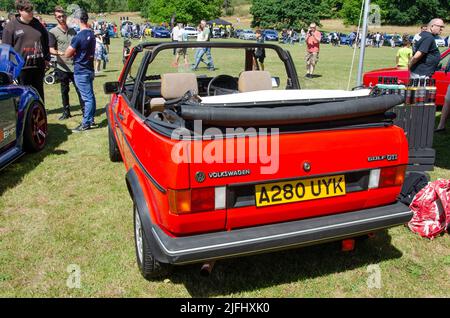 Vista posteriore di un Volkswagen Cabriolet Golf GTI rosso 1983 al Berkshire Motor Show di Reading, Regno Unito Foto Stock