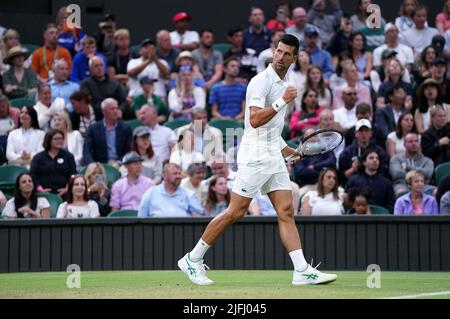 Novak Djokovic festeggia la vittoria del primo set durante la quarta partita dei suoi Gentlemen's Singles contro Tim van Rijthoven il settimo giorno dei campionati Wimbledon 2022 all'All England Lawn Tennis and Croquet Club di Wimbledon. Data foto: Domenica 3 luglio 2022. Foto Stock