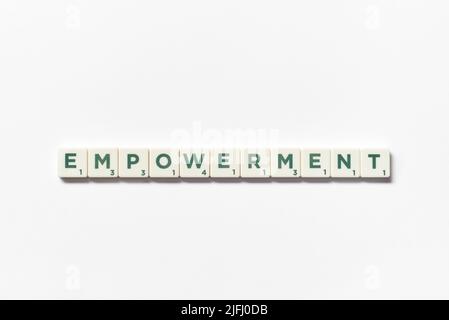 Empowerment formato da blocchi scrabble su sfondo bianco. Foto Stock