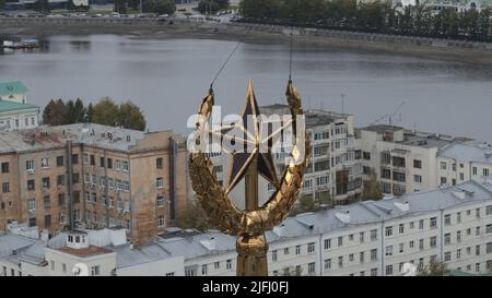 Serbia, Belgrado - 20 maggio 2022: Volare intorno alla stella, simbolo dell'URSS. Riprese in stock. Guglia del municipio e il centro della città sullo sfondo. Foto Stock