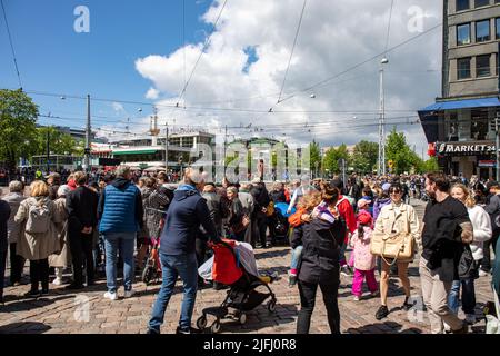 La gente si radunò da Mannerheimintie per vedere la parata militare del giorno della bandiera delle forze di difesa a Helsinki, Finlandia Foto Stock