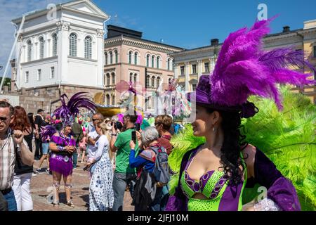 Helsinki Samba Carnaval interprete indossando un costume in piuma in Piazza del Senato prima della sfilata di Helsinki, Finlandia Foto Stock