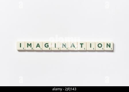 Immaginazione formata da blocchi scrabble su sfondo bianco. Foto Stock