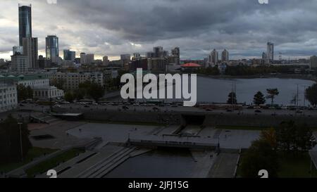 Serbia, Belgrado - 7 maggio 2022: Vista aerea di un viale estivo con alberi ed edifici. Riprese in stock. Centro di Ekaterinburg città, bello Foto Stock