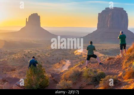 Monument-Valley, USA - 28 maggio 2022: I fotografi cercano di prendere un colpo all'alba di Mitten butte nella valle del monumento. Foto Stock