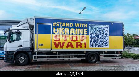 Un camion per la consegna di cibo a Dublino, Irlanda, che porta un messaggio contro la guerra Ucraina. Il codice QR è per un fondo umanitario della Banca Nazionale di Ucraina Foto Stock