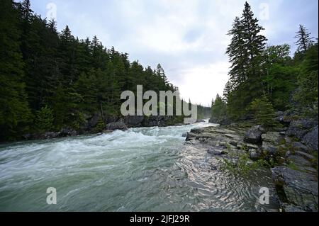 Alti livelli e torrential flusso d'acqua in McDonald Creek nel Glacier National Park, Montana, dopo piogge pesanti nel mese di giugno. Foto Stock