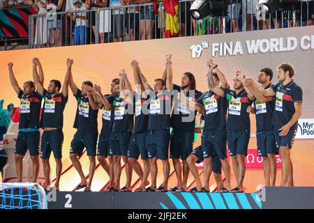 BUDAPEST, UNGHERIA - LUGLIO 3: Portiere Marco del lungo d'Italia, Francesco di Fulvio d'Italia, Luca Damonte d'Italia, Matteo Iocchi Gratta d'Italia, Andrea Fondelli d'Italia, Giacomo Cannella d'Italia, Luca Marziali d'Italia, Gonzalo Echenique d'Italia, Nicola Presciutti d'Italia, Lorenzo Bruni d'Italia, Edoardo di somma d'Italia, Vincenzo Dolce d'Italia, portiere Gianmarco Nicosia d'Italia festeggia dopo aver vinto la medaglia d'argento durante i Campionati Mondiali FINA di Budapest 2022 cerimonia Medaglia al complesso di nuoto Alfred Hajos il 3 luglio 2022 a Budapest, Ungheria (Foto di Albert ten Hove/ Foto Stock