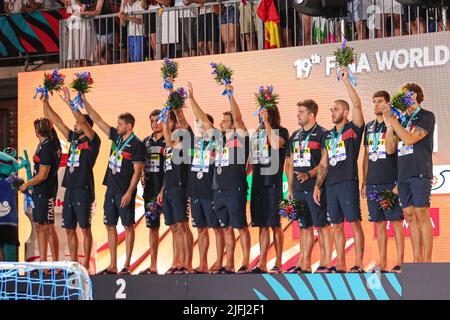 BUDAPEST, UNGHERIA - LUGLIO 3: Portiere Marco del lungo d'Italia, Francesco di Fulvio d'Italia, Luca Damonte d'Italia, Matteo Iocchi Gratta d'Italia, Andrea Fondelli d'Italia, Giacomo Cannella d'Italia, Luca Marziali d'Italia, Gonzalo Echenique d'Italia, Nicola Presciutti d'Italia, Lorenzo Bruni d'Italia, Edoardo di somma d'Italia, Vincenzo Dolce d'Italia, portiere Gianmarco Nicosia d'Italia festeggia dopo aver vinto la medaglia d'argento durante i Campionati Mondiali FINA di Budapest 2022 cerimonia Medaglia al complesso di nuoto Alfred Hajos il 3 luglio 2022 a Budapest, Ungheria (Foto di Albert ten Hove/ Foto Stock