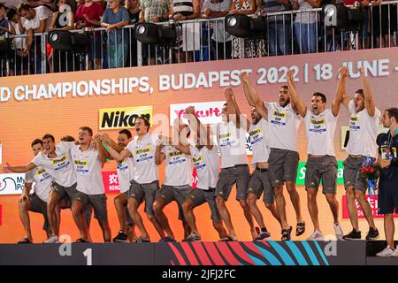 BUDAPEST, UNGHERIA - LUGLIO 3: Portiere Unai Aguirre di Spagna, Alberto Munarriz Egana di Spagna, Alvaro Granados Ortega di Spagna, Bernat Sanahuja di Spagna, Miguel de Toro Dominguez di Spagna, Marc Larumbe Gonfaus di Spagna, Martin Famera di Spagna, Sergi Cabanas Pegado di Spagna, Roger Tahull Compte di Spagna, Felipe Perrone Rocha di Spagna, Blai Mallarach Guell di Spagna, Alejandro Bustos Sanchez di Spagna, portiere Eduardo Lorrio di Spagna festeggiano dopo aver vinto il torneo e una medaglia d'oro durante i campionati mondiali FINA di Budapest 2022 Medaglia al complesso di nuoto Alfred Hajos il 3 luglio Foto Stock