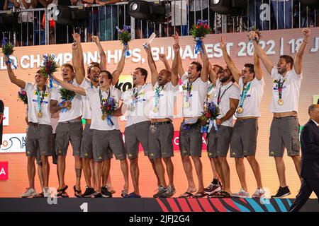 BUDAPEST, UNGHERIA - LUGLIO 3: Portiere Unai Aguirre di Spagna, Alberto Munarriz Egana di Spagna, Alvaro Granados Ortega di Spagna, Bernat Sanahuja di Spagna, Miguel de Toro Dominguez di Spagna, Marc Larumbe Gonfaus di Spagna, Martin Famera di Spagna, Sergi Cabanas Pegado di Spagna, Roger Tahull Compte di Spagna, Felipe Perrone Rocha di Spagna, Blai Mallarach Guell di Spagna, Alejandro Bustos Sanchez di Spagna, portiere Eduardo Lorrio di Spagna festeggiano dopo aver vinto il torneo e una medaglia d'oro durante i campionati mondiali FINA di Budapest 2022 Medaglia al complesso di nuoto Alfred Hajos il 3 luglio Foto Stock