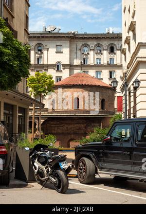 Vista sulla strada della Rotunda della Chiesa di San Giorgio o della Chiesa di San Giorgio nel centro di Sofia, Bulgaria, Europa orientale, Balcani, UE Foto Stock