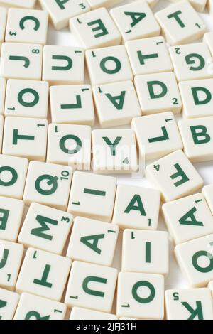 Lettere scrabble su sfondo bianco. Foto Stock