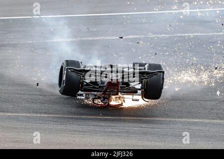 Silverstone, Regno Unito. 3rd luglio 2022. Crash del #24 Guanyu Zhou (CHN, Alfa Romeo F1 Team ORLEN) al via, F1 Gran Premio di Gran Bretagna al circuito di Silverstone il 3 luglio 2022 a Silverstone, Regno Unito. (Foto di ALTO DUE) credito: dpa/Alamy Live News Foto Stock