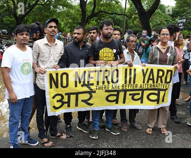 Mumbai, India. 03rd luglio 2022. I manifestanti hanno in mano un banner che dice "No Metro 3 yard" durante la protesta contro il taglio degli alberi e la costruzione di un capannone di auto della metropolitana nella foresta di Aarey. Il governo vuole spostare la costruzione di capannone di auto della metropolitana di nuovo alla foresta di Aarey da Kanjurmarg come il costo del progetto della metropolitana è aumentato. (Foto di Ashish Vaishnav/SOPA Images/Sipa USA) Credit: Sipa USA/Alamy Live News Foto Stock