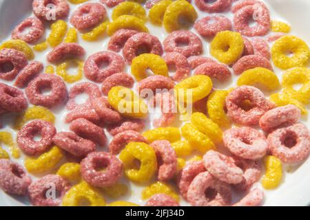 colazione all'americana per bambini con latte in un piatto Foto Stock