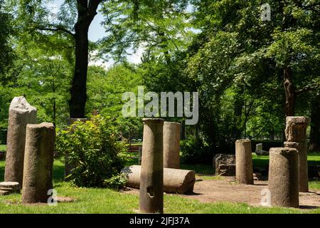 Sofia Bulgaria lapidarium con colonne di pietra di antichità e tardo antico II - VI secolo trovato in Serdica antica dai tempi dell'Impero Romano. Foto Stock