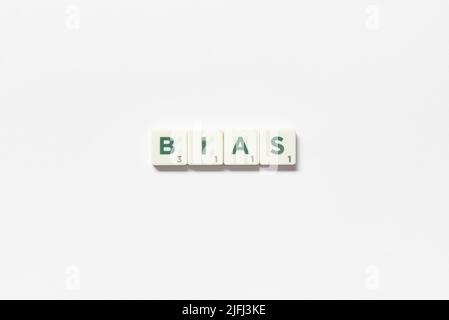 Bias formato da piastrelle scrabble su sfondo bianco. Foto Stock