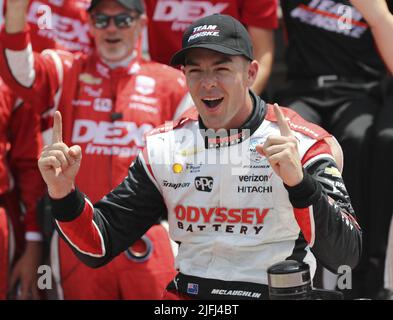 Akron, Stati Uniti. 03rd luglio 2022. Scott McLaughlin (3) festeggia la vittoria della Honda 200 al Mid Ohio Sports Course di Lexington, Ohio, domenica 3 luglio 2022. Foto di Aaron Josefczyk/UPI Credit: UPI/Alamy Live News Foto Stock