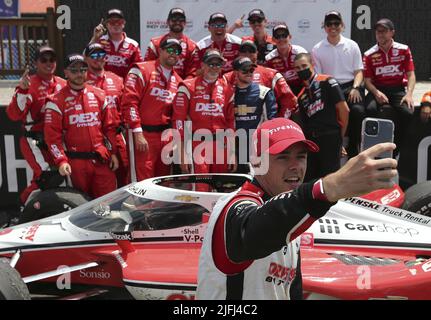 Akron, Stati Uniti. 03rd luglio 2022. Scott McLaughlin (3) prende un selfie dopo aver vinto la Honda 200 al Mid Ohio Sports Course di Lexington, Ohio, domenica 3 luglio 2022. Foto di Aaron Josefczyk/UPI Credit: UPI/Alamy Live News Foto Stock