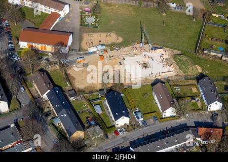 Vista aerea, cantiere con nuova costruzione di un asilo vicino alla scuola elementare cattolica Norbertschule, Werl, Soester Börde, North RH Foto Stock
