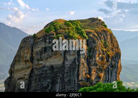 Splendida vista panoramica sulla roccia di Meteora in cima alla scogliera. grecia Foto Stock