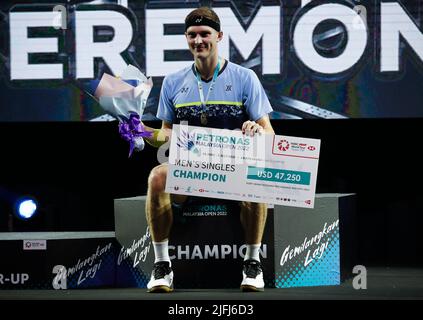 Kuala Lumpur, Malesia. 03rd luglio 2022. Viktor Axelsen di Danimarca si pone per le foto con una medaglia sul podio durante la partita Men's Single Finals del Petronas Malaysia Open 2022 all'Axiata Arena, Bukit Jalil. Credit: SOPA Images Limited/Alamy Live News Foto Stock