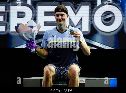 Kuala Lumpur, Malesia. 03rd luglio 2022. Viktor Axelsen di Danimarca si pone per le foto con una medaglia sul podio durante la partita Men's Single Finals del Petronas Malaysia Open 2022 all'Axiata Arena, Bukit Jalil. Credit: SOPA Images Limited/Alamy Live News Foto Stock